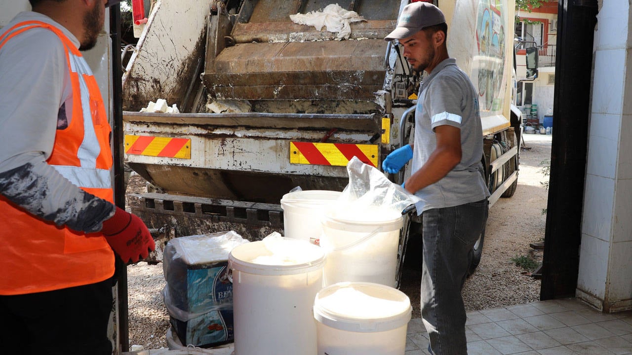 Antalya'da 3 soğuk hava deposunda tüketim tarihi geçmiş 15 ton süt ürünü tespit edildi