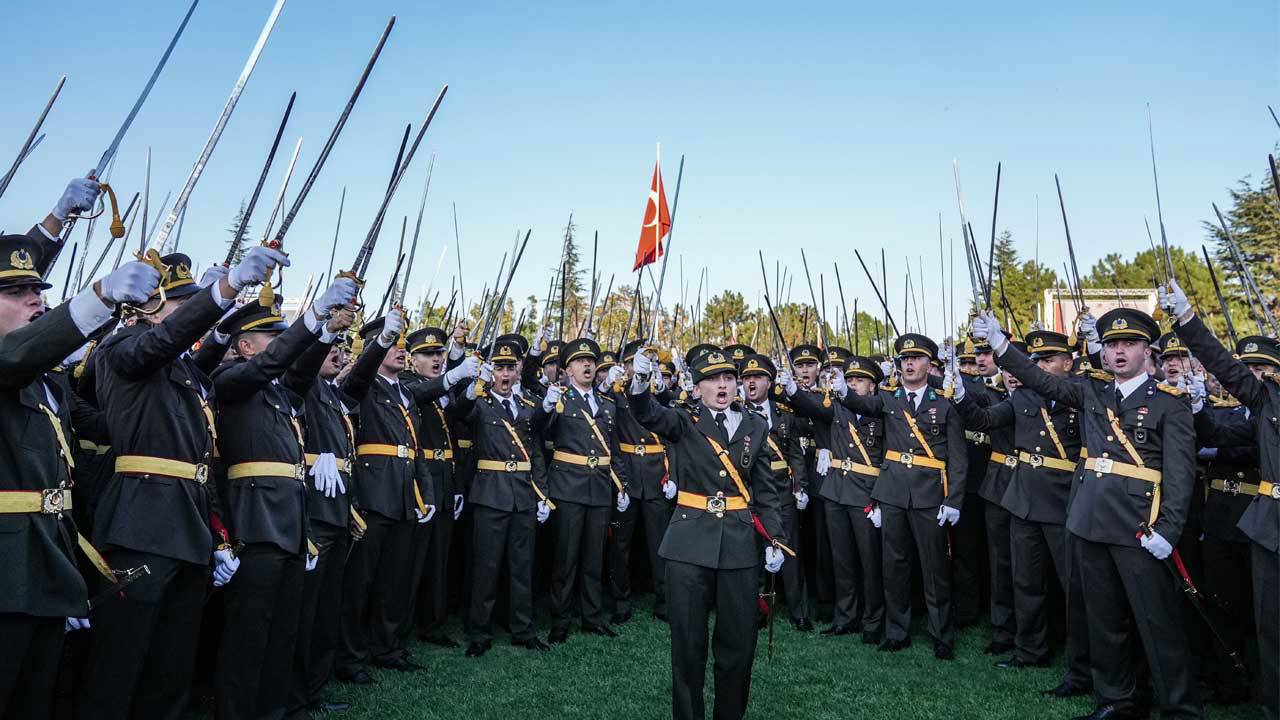 TSK’den ihraç edilmişlerdi: Kılıçla yemin eden 5 teğmen hakkında yeni soruşturma