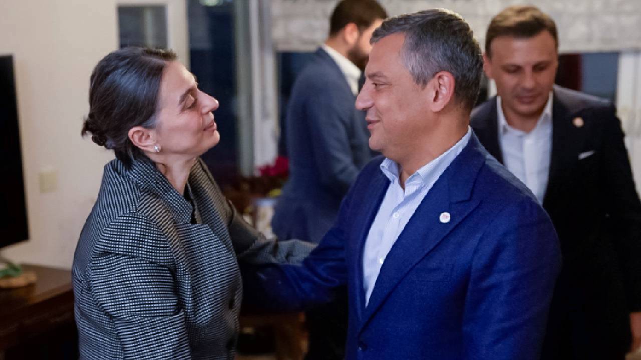 Özgür Özel, Sinem Dedetaş'ı ev hapsinde ziyaret etti: "Sinem Başkanı ev hapsinde tutmak Üsküdar'a kafa tutmaktır"