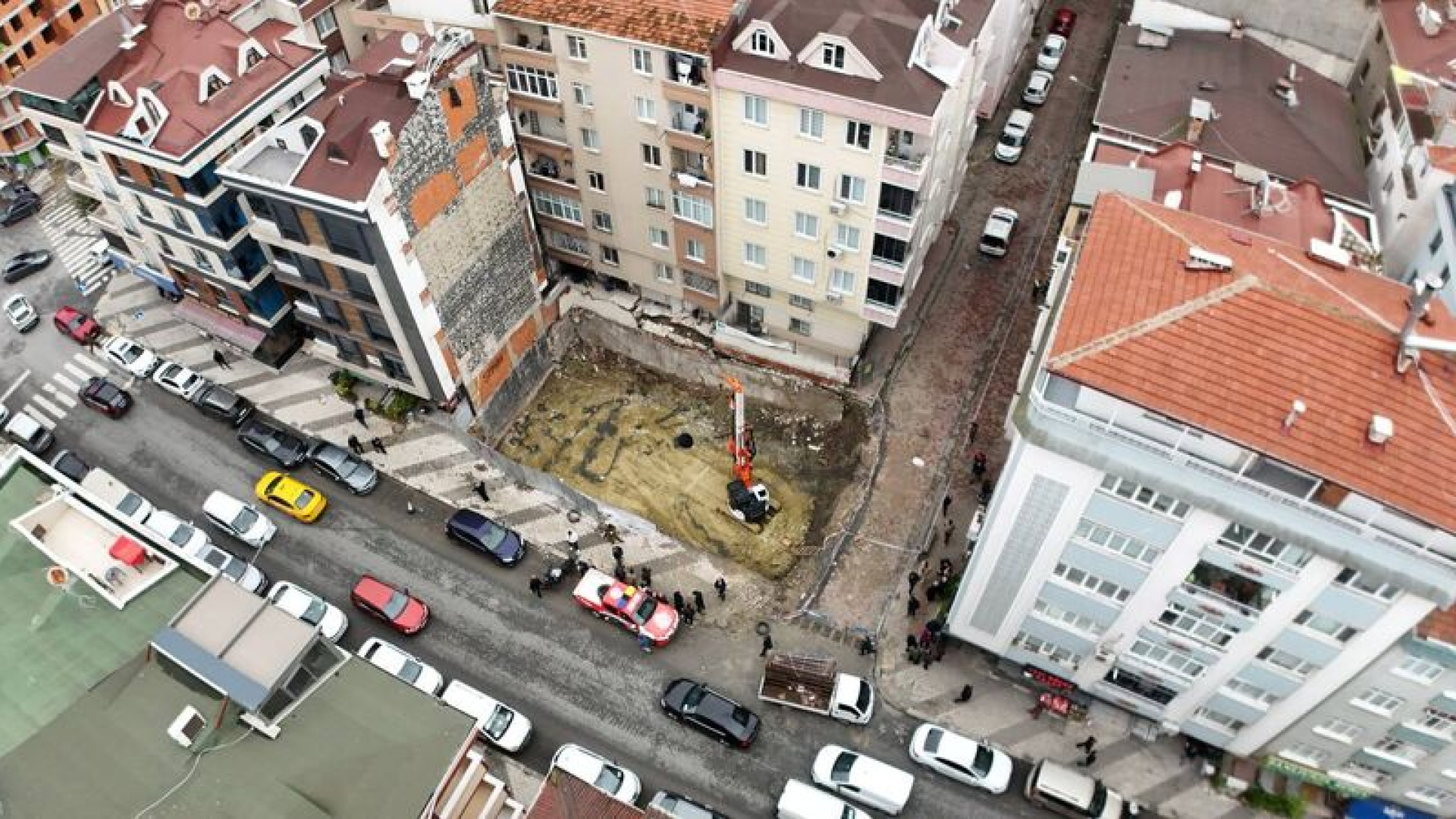 Bahçelievler'de 2 apartman boşaltıldı
