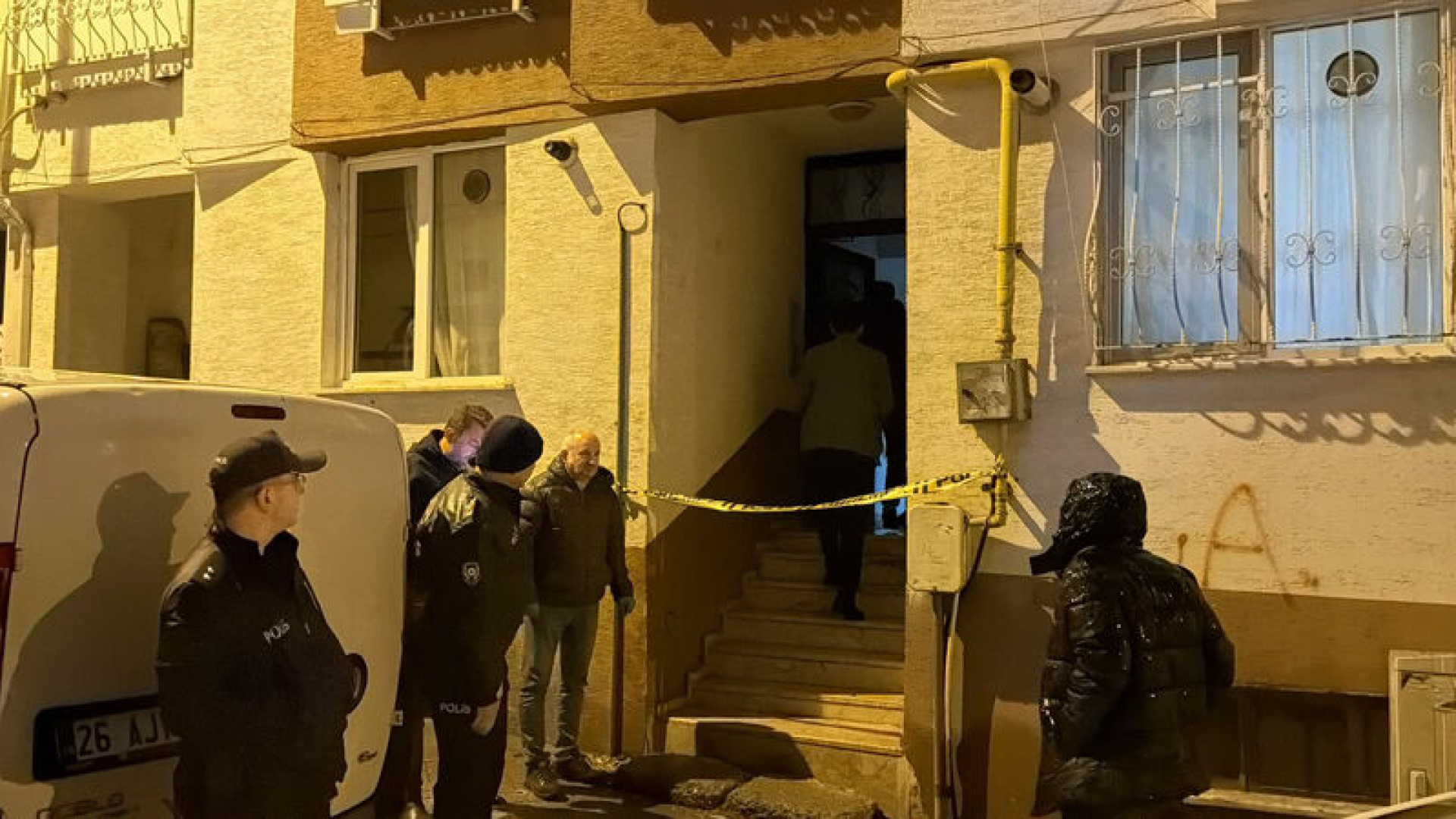 Evde bıçaklanan kişi hayatını kaybetti