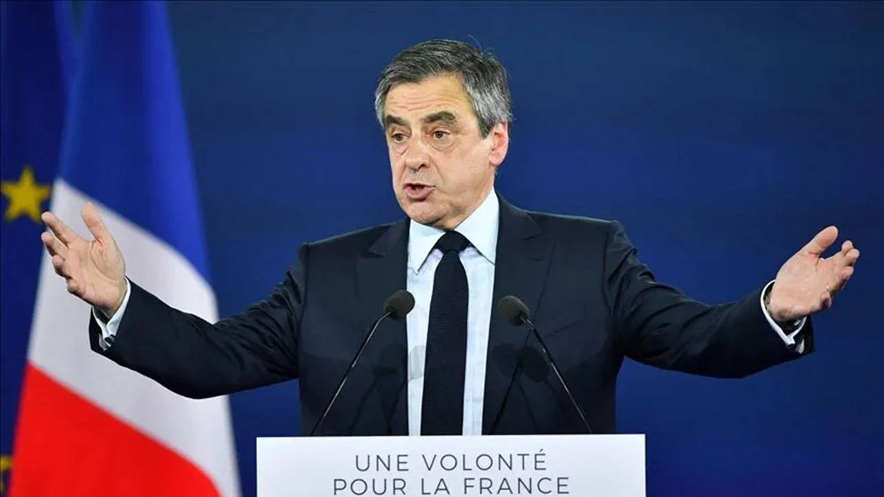 Yolsuzluktan suçlu bulunmuştu: Fransa'da eski Başbakan Fillon'un onur nişanı geri alındı