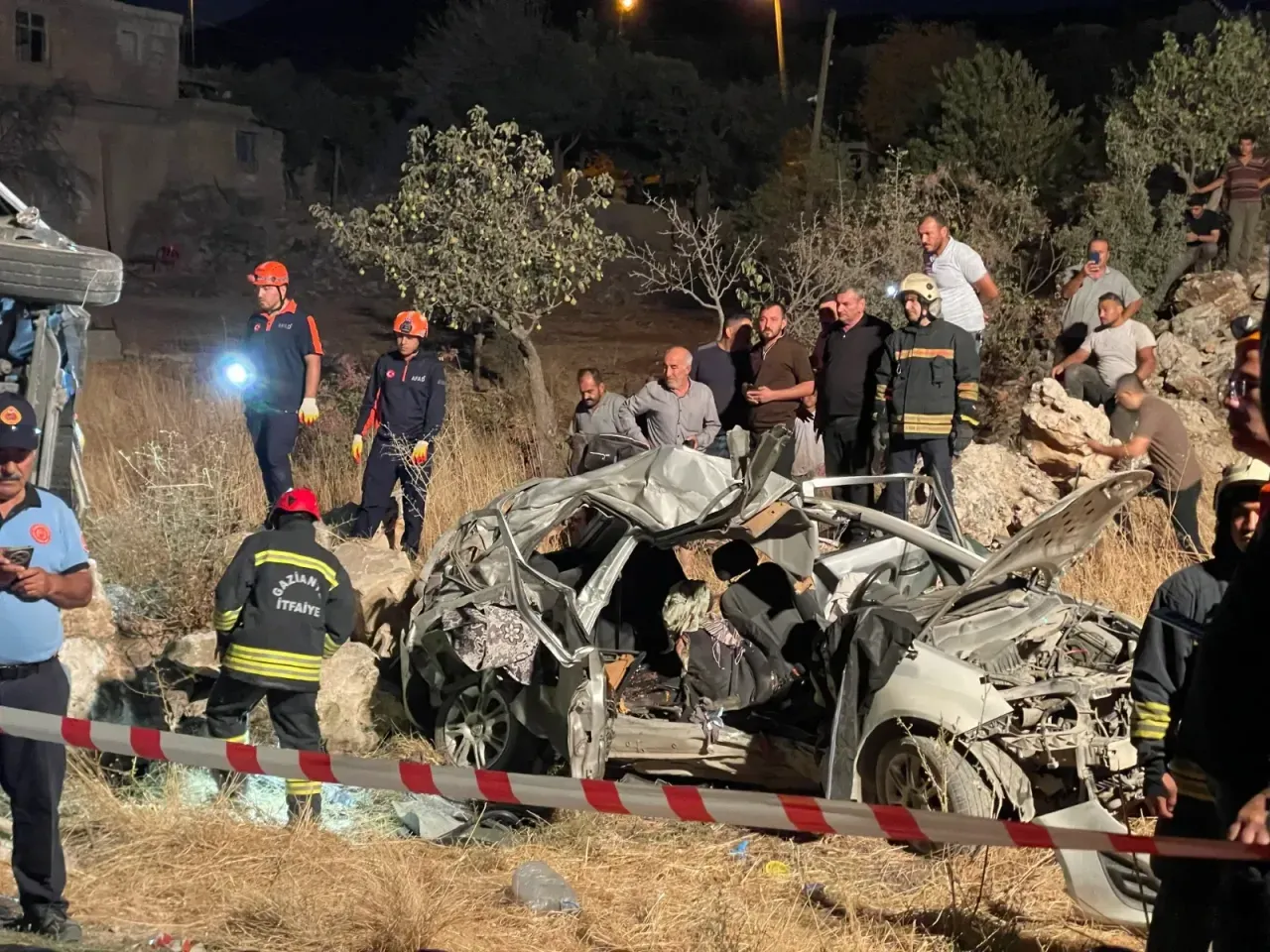Gaziantep’te yolcu otobüsü ile otomobil çarpıştı; 7 ölü,16 yaralı