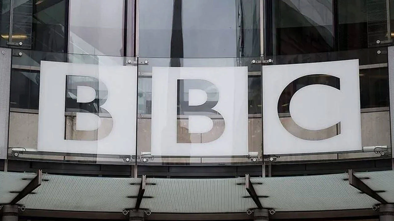 Tasarruf gerekçe gösterildi: BBC, 2 kanal ve 1 radyoyu kapatıp bazı çalışanları işten çıkaracak