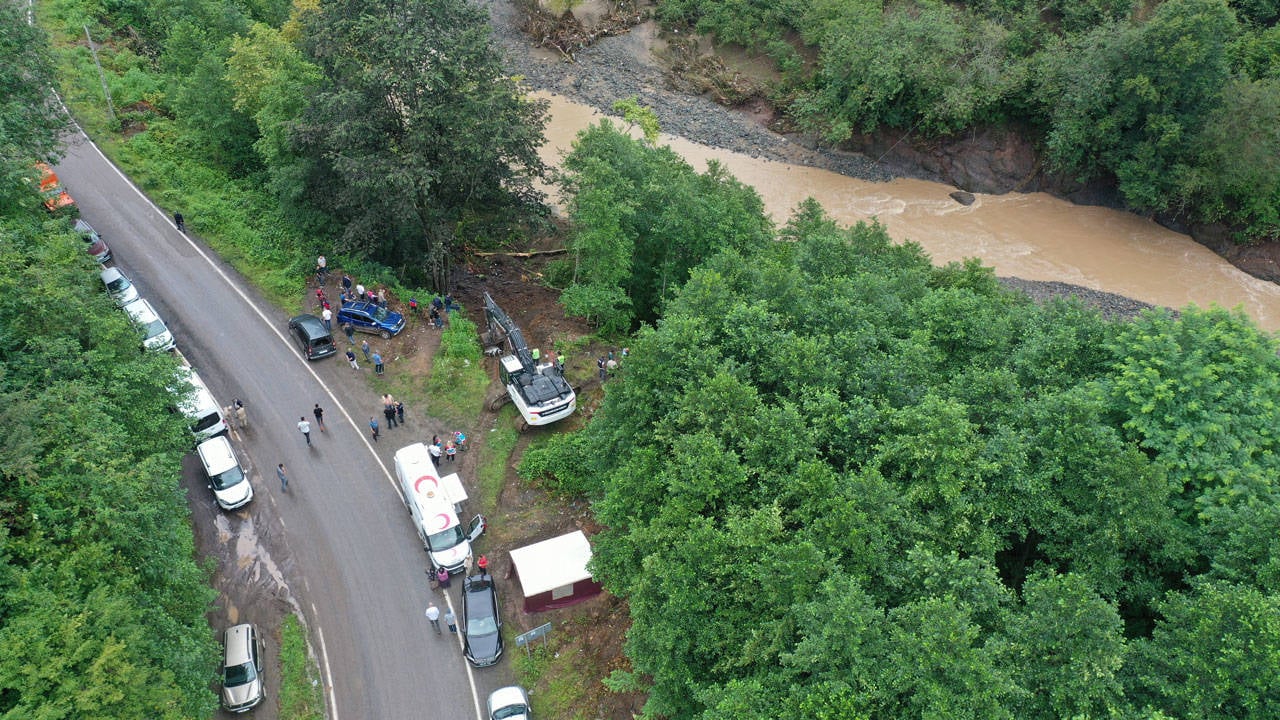 Giresun'da sel sularına kapılan araçtaki 2 kişi aranıyor