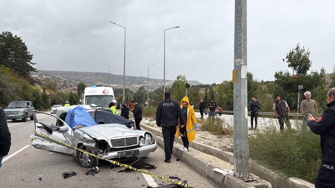 Burdur'da bariyere çarpan otomobil devrildi: 1 can kaybı, 4 yaralı