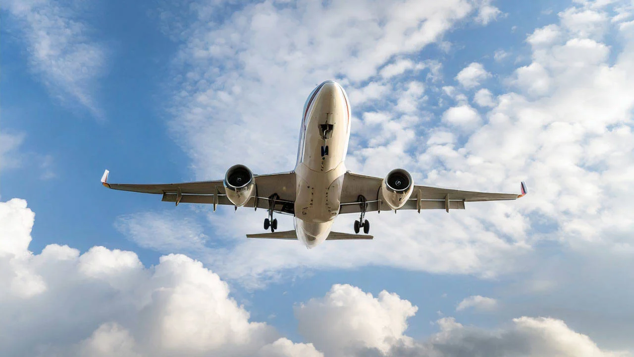 Havalimanında dron şüphesi: 17 uçuş yönlendirildi, 1800'den fazla yolcu etkilendi