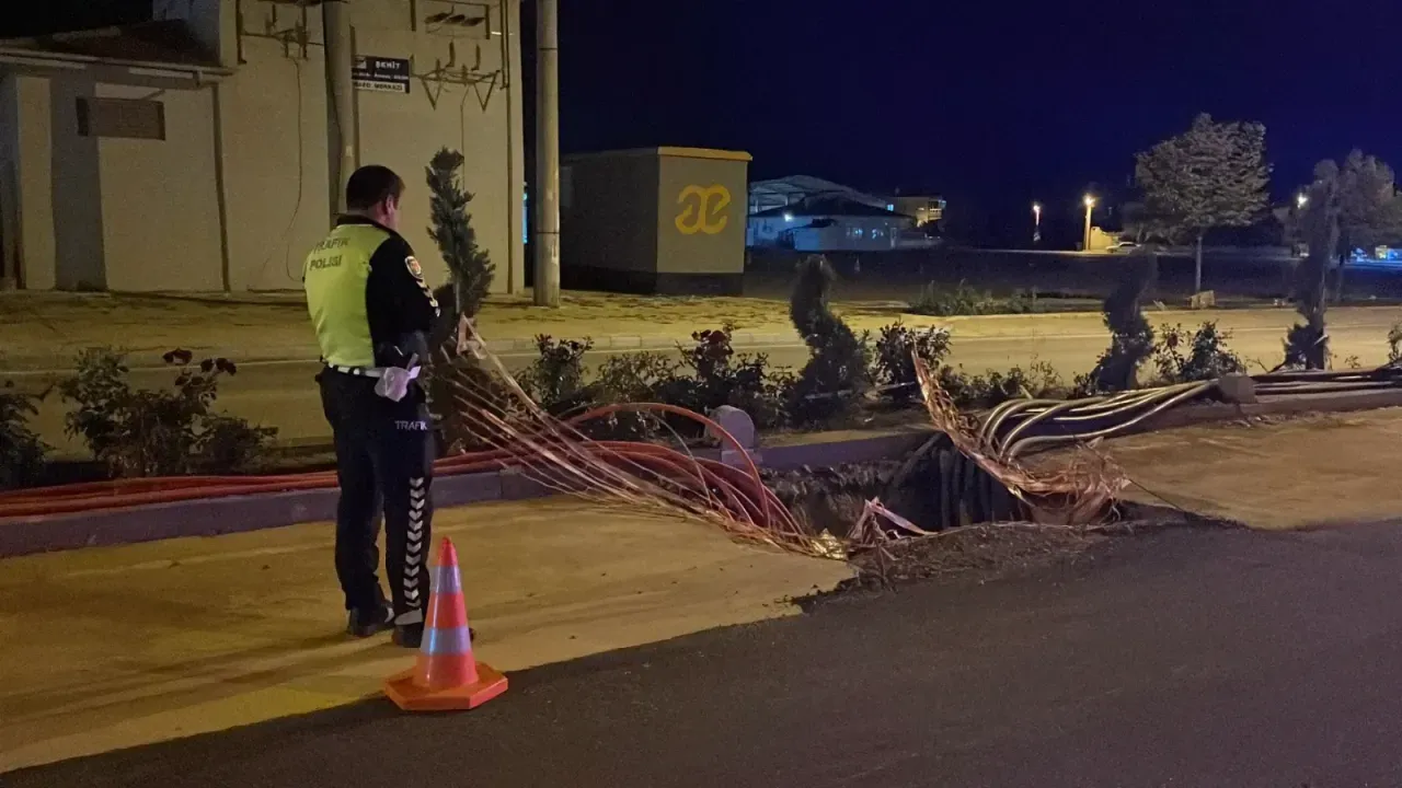 Karaman’da Kazılan Çukur Otomobile Zarar Verdi: Jant Eğildi, Lastik Patladı!