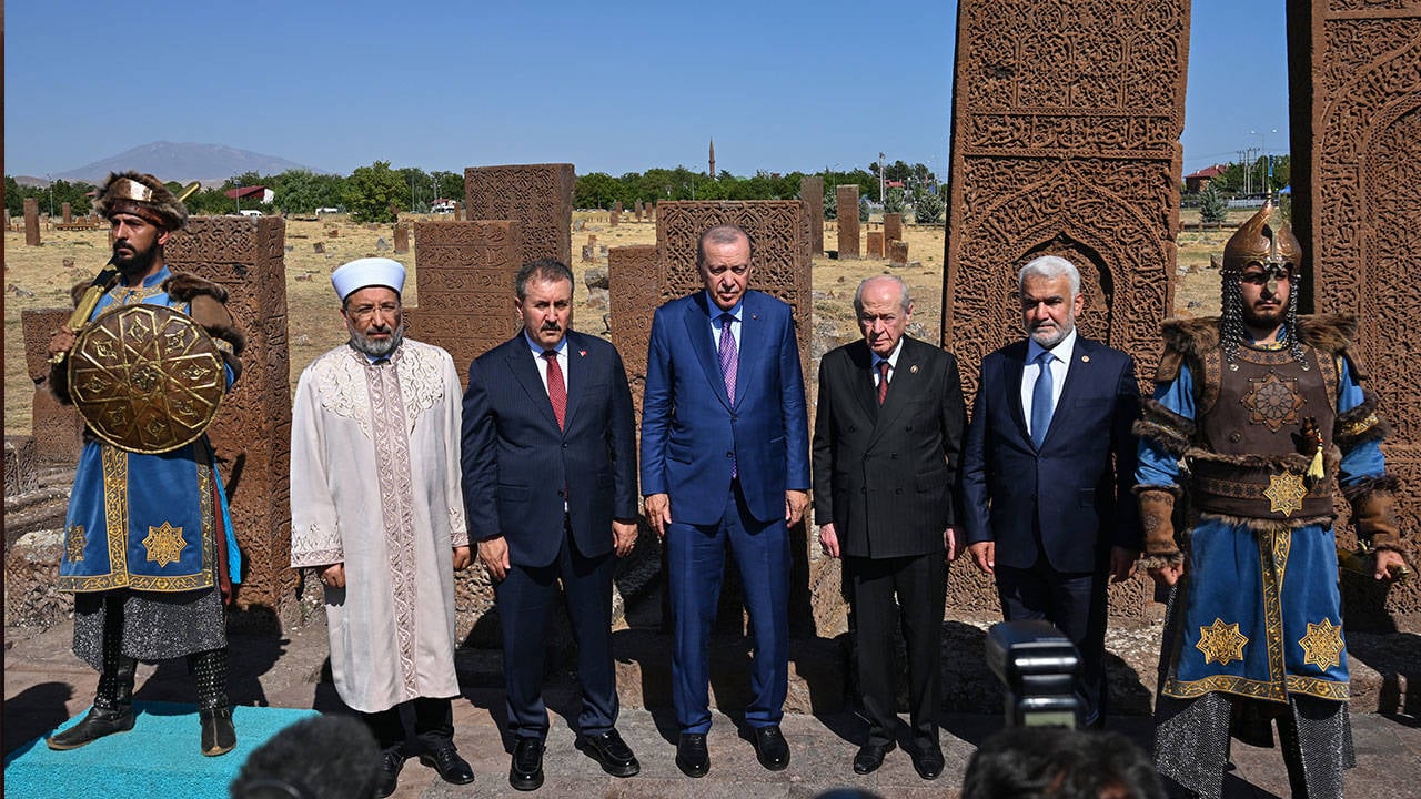 Erdoğan ve Bahçeli Ahlat'ta birlikte mezar ziyaret etti