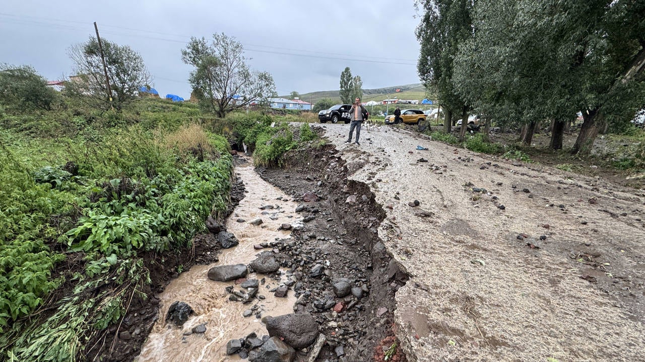 Ardahan'da sağanak sonrası sel: Köy yolları zarar gördü