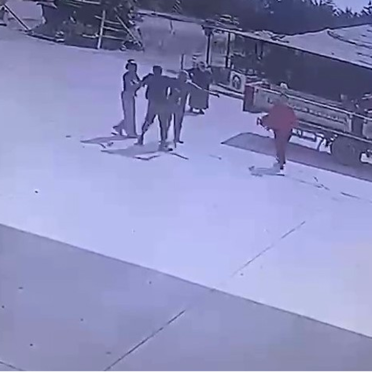 Korkunç görüntü! Genç kadını silah zoruyla kaçırdı!