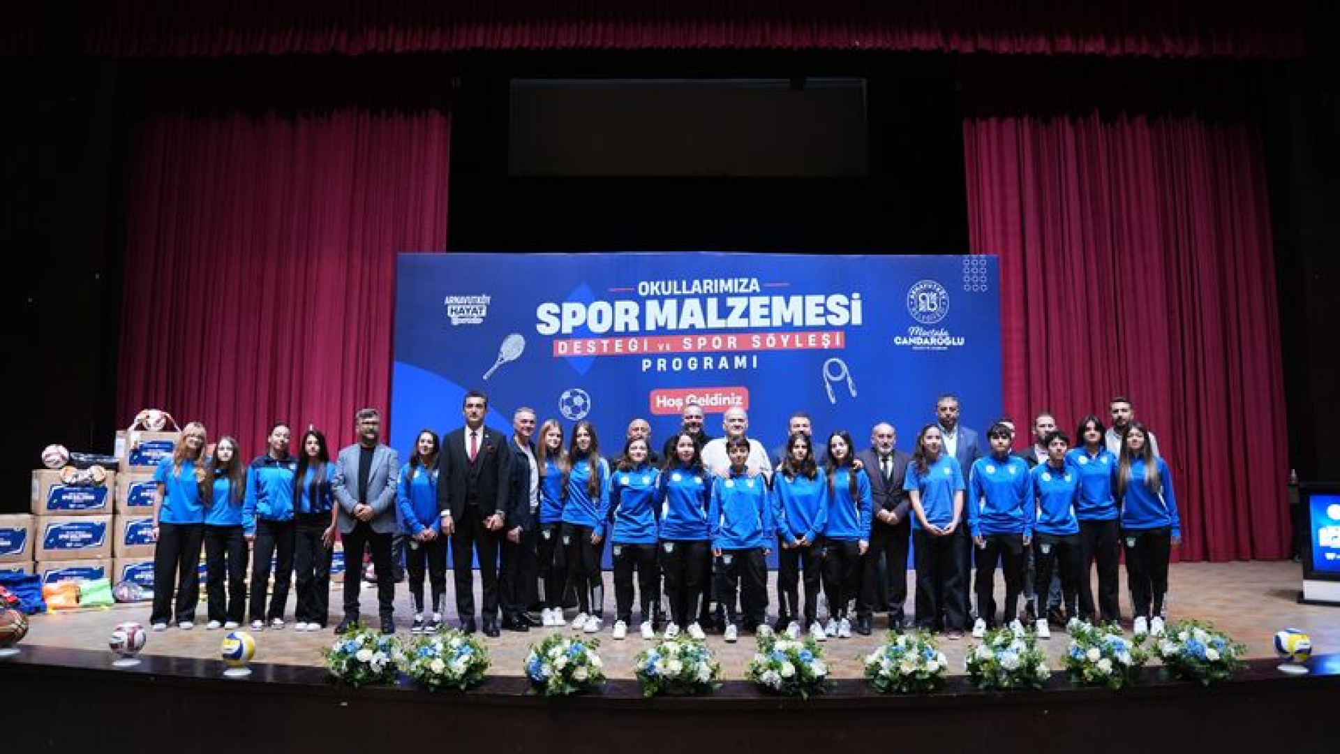 Arnavutköy Belediyesi’nden okullara spor malzemesi desteği