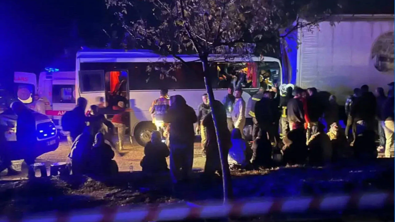 Isparta’da tarım işçilerini taşıyan minibüs TIR’a çarptı: 17 yaralı