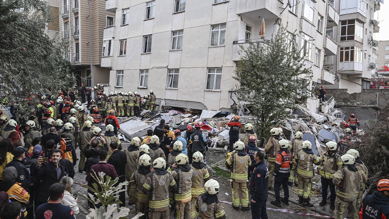 Maltepe'de 7 katlı binanın 3 katı çöktü: Can kaybı 4'e yükseldi