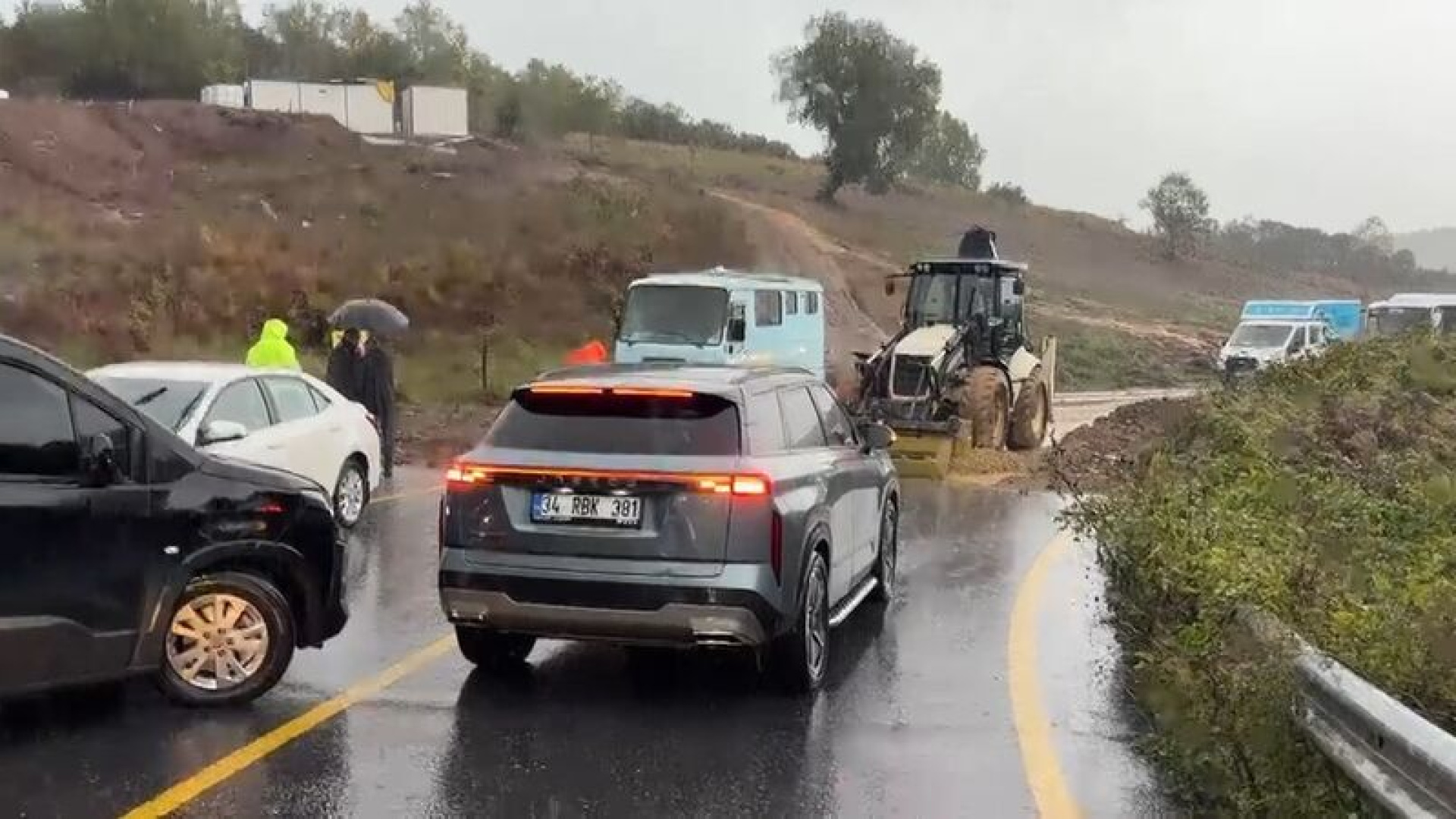 Şile'de iki toprak kayması! Yol kapandı