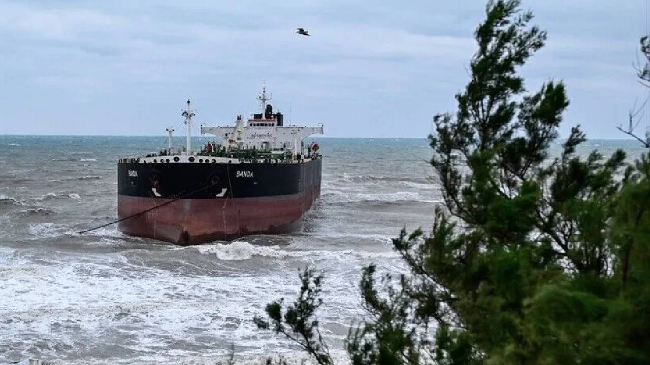 Ulaştırma ve Altyapı Bakanlığı duyurdu: "Karadeniz’de drone saldırısına uğrayan Banda gemisi karaya oturdu"