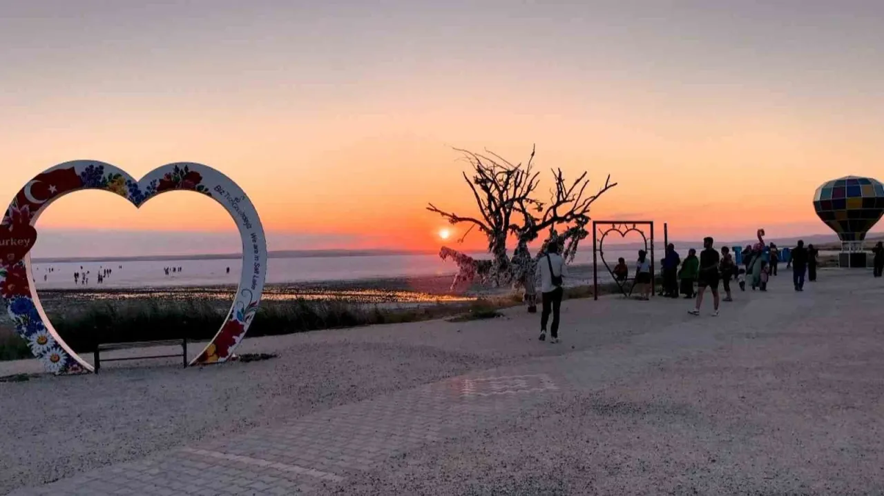 Tuz Gölü, gün batımındaki doğal güzelliğiyle etkiledi