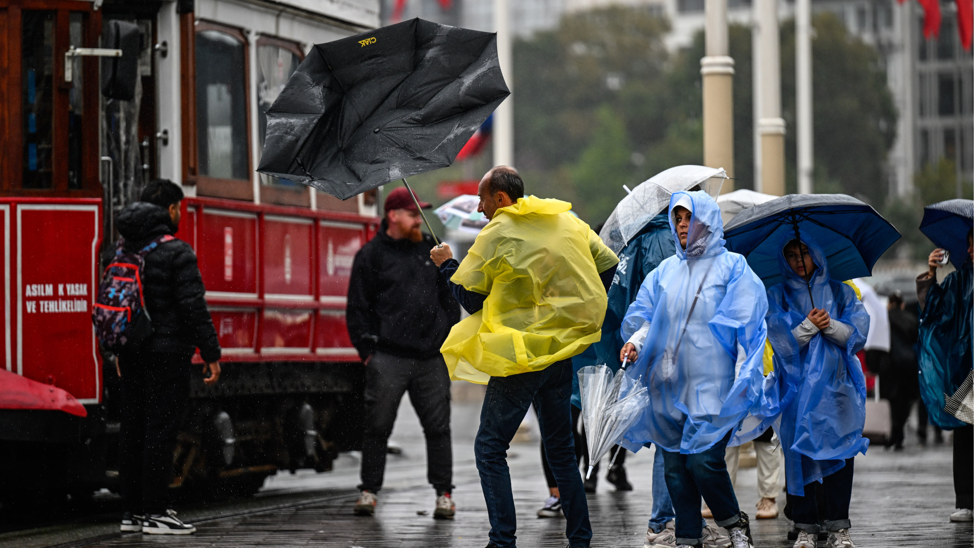 26 sarı, 4 turuncu uyarı! Şiddetli yağışlarla sel tehlikesi