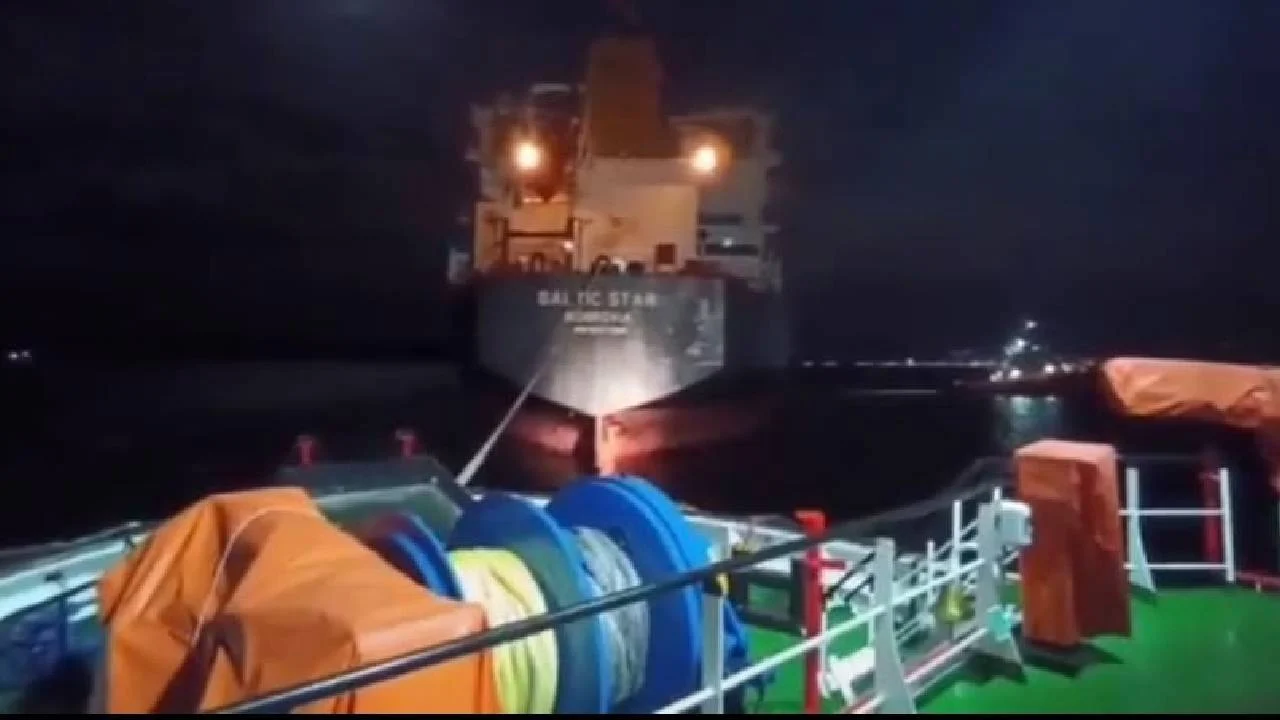 Çanakkale Boğazı'nda arızalanan gemi demirletildi