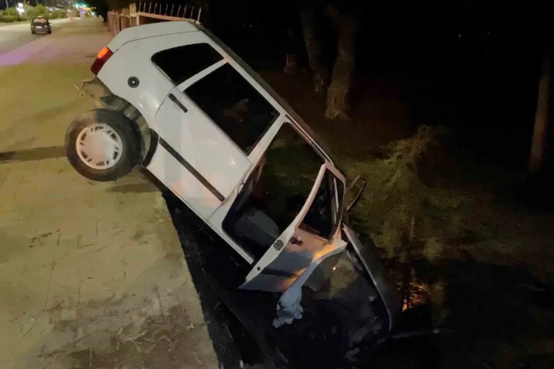 Kaza yapan otomobil asılı kaldı: 2 yaralı