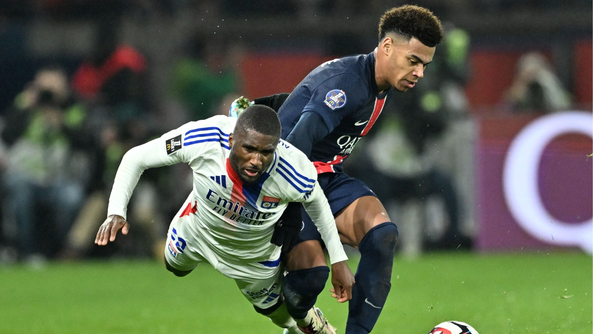PSG-Lyon maçı ertelendi!