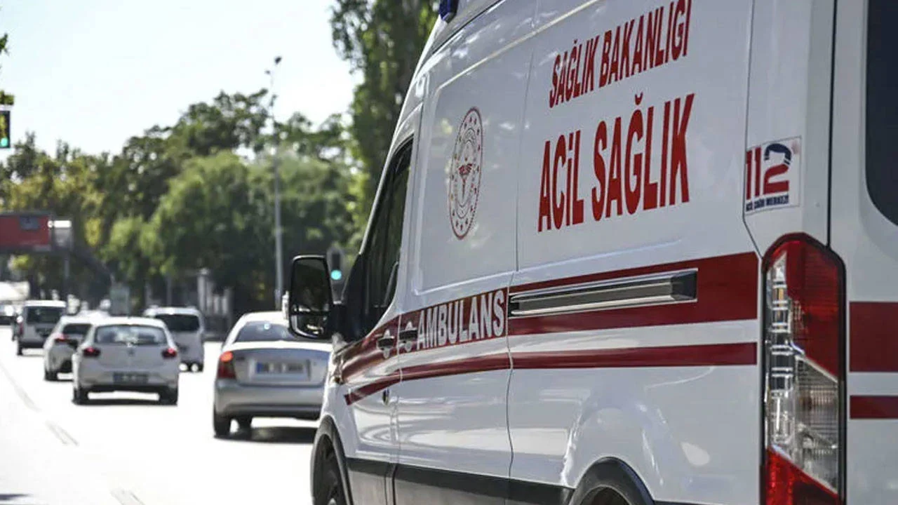 Uşak'ta işçileri taşıyan 3 araç çarpıştı: 8 kişi yaralandı