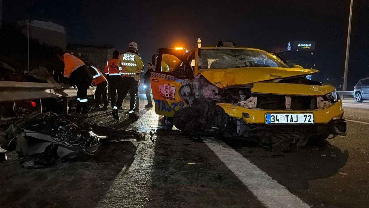 İstanbul'da taksiyle çarpışan otomobil bariyerlerin arasına sıkıştı: 1 ölü, 2 yaralı