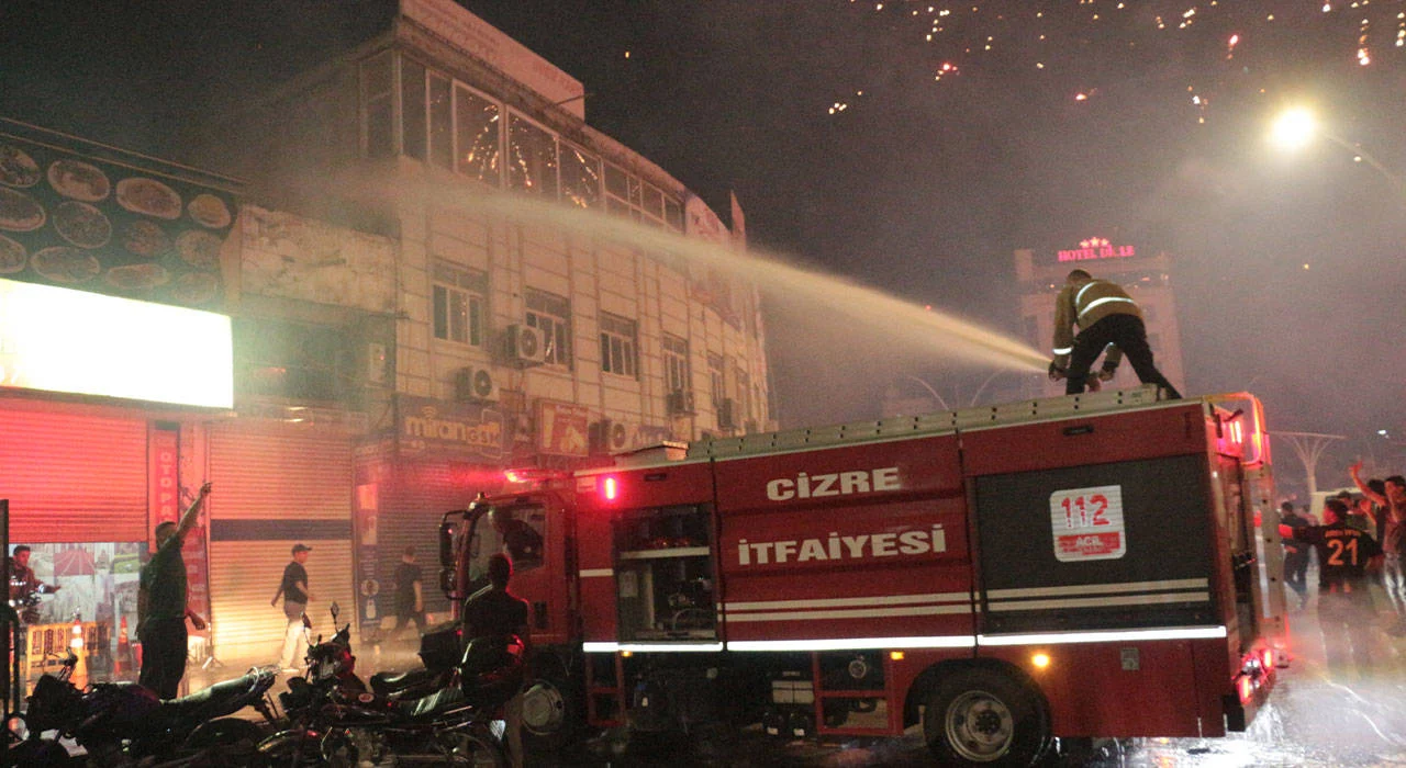 Şırnak'ta havai fişekler nedeniyle yangın çıktı: İtfaiye çalışanı yaralandı