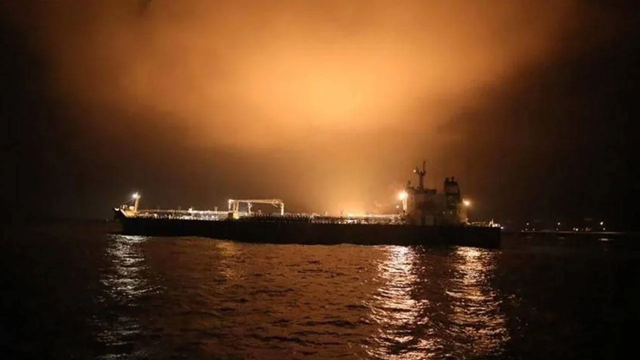 Hürmüz Boğazı’nda iki petrol tankeri mayına çarptı