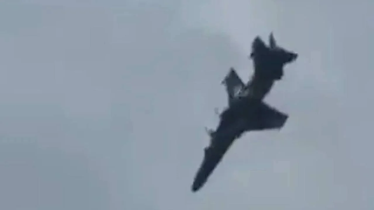 İngiliz askeri eğitim uçağı düştü: Pilotlar kurtuldu
