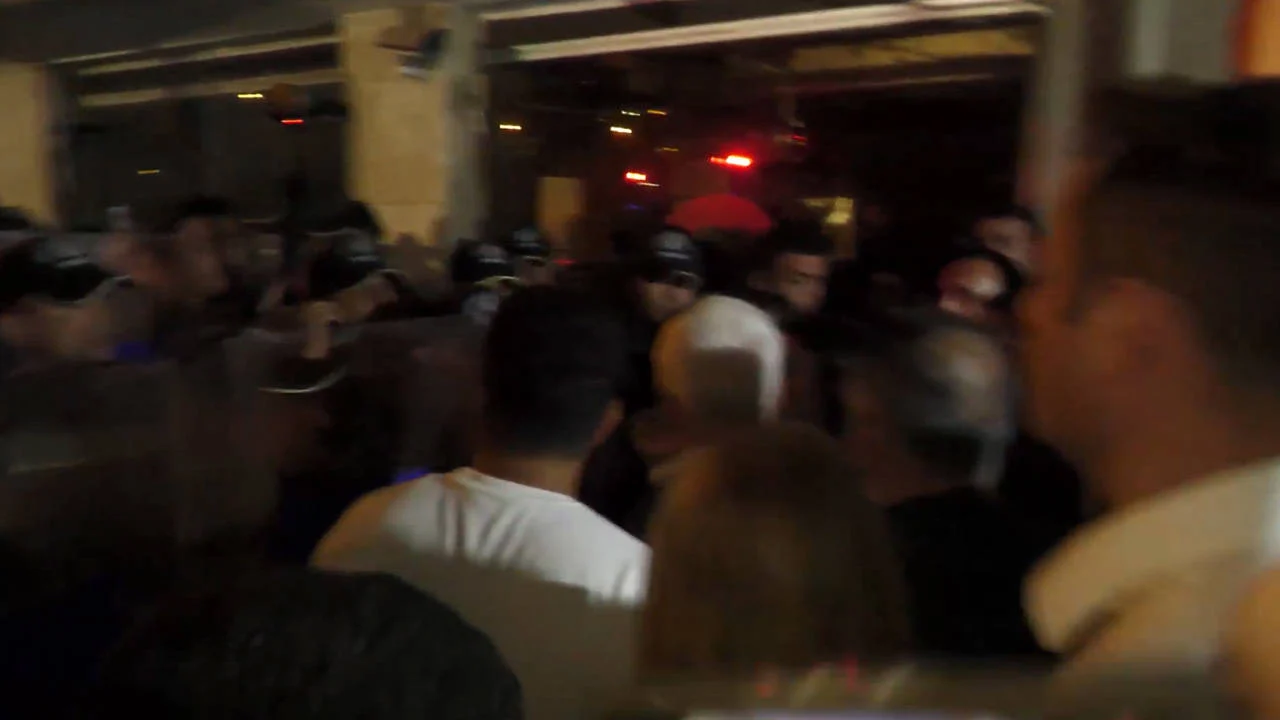 İzmir'de Cemil Tugay protestosuna polis barikatı