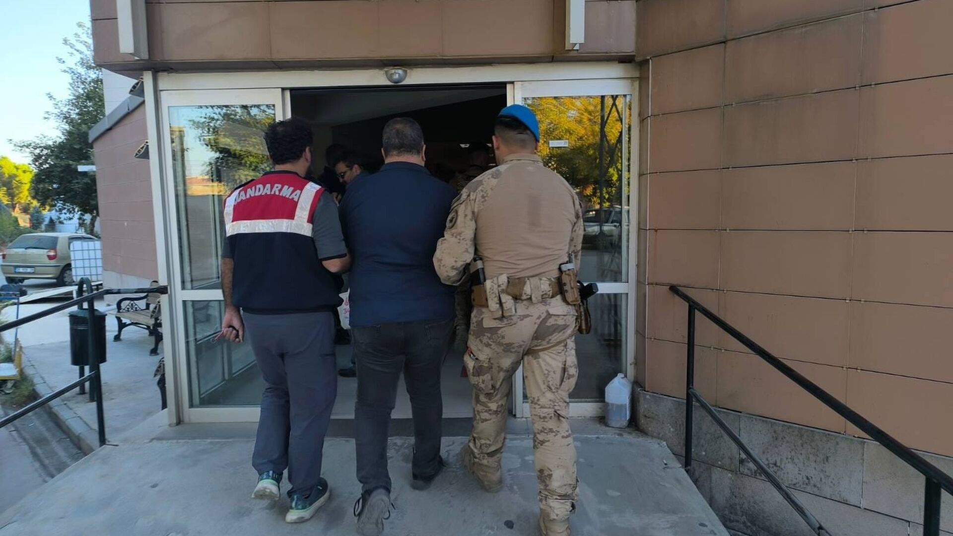 FETÖ operasyonu: 21 gözaltı