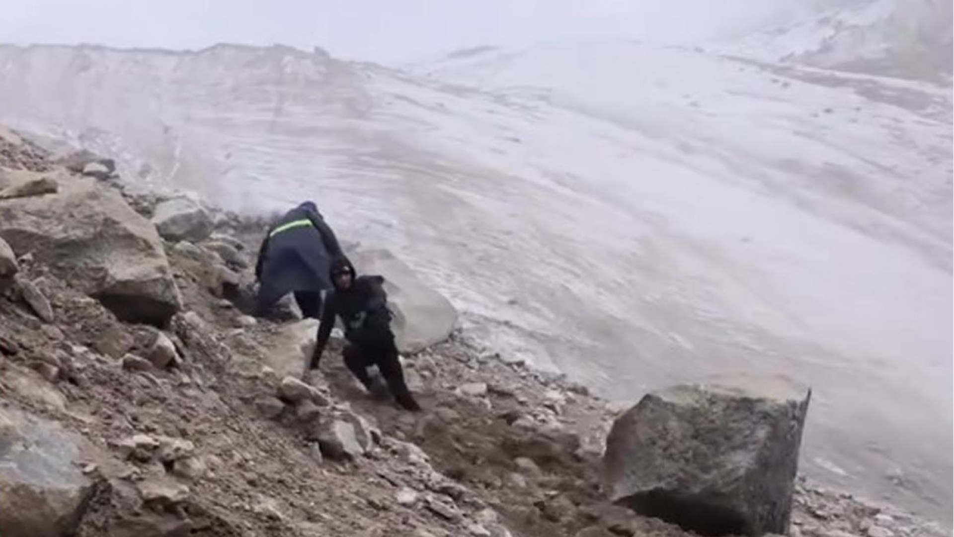 Ağrı Dağı'nda heyelan! Son anda kurtuldular!
