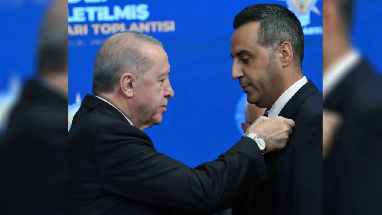 AKP'ye geçen Çiğli Belediye Başkanı yorumlara kapatarak açıklama yaptı: "Hizmet yolculuğuma Adalet ve Kalkınma Partisi'nde devam edeceğim"