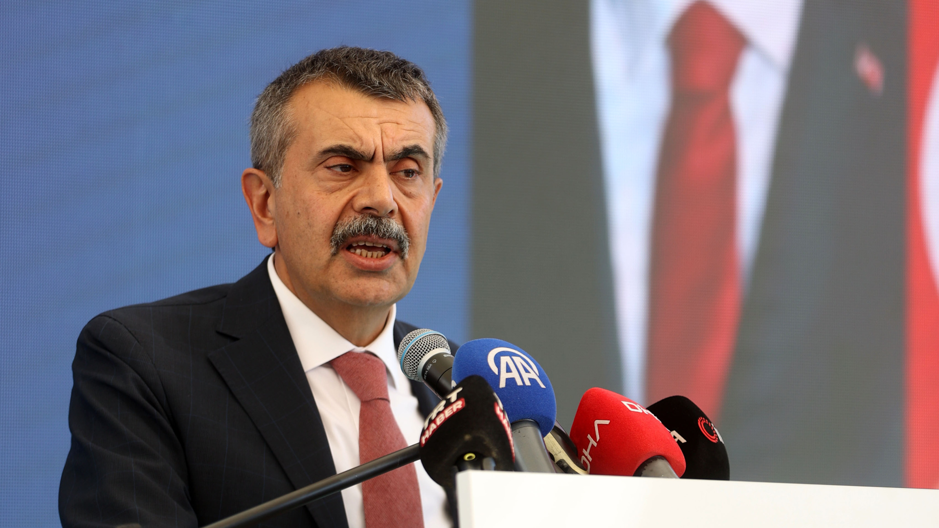 Bakan Tekin'den öğretmenlere önlük şartıyla ilgili açıklama