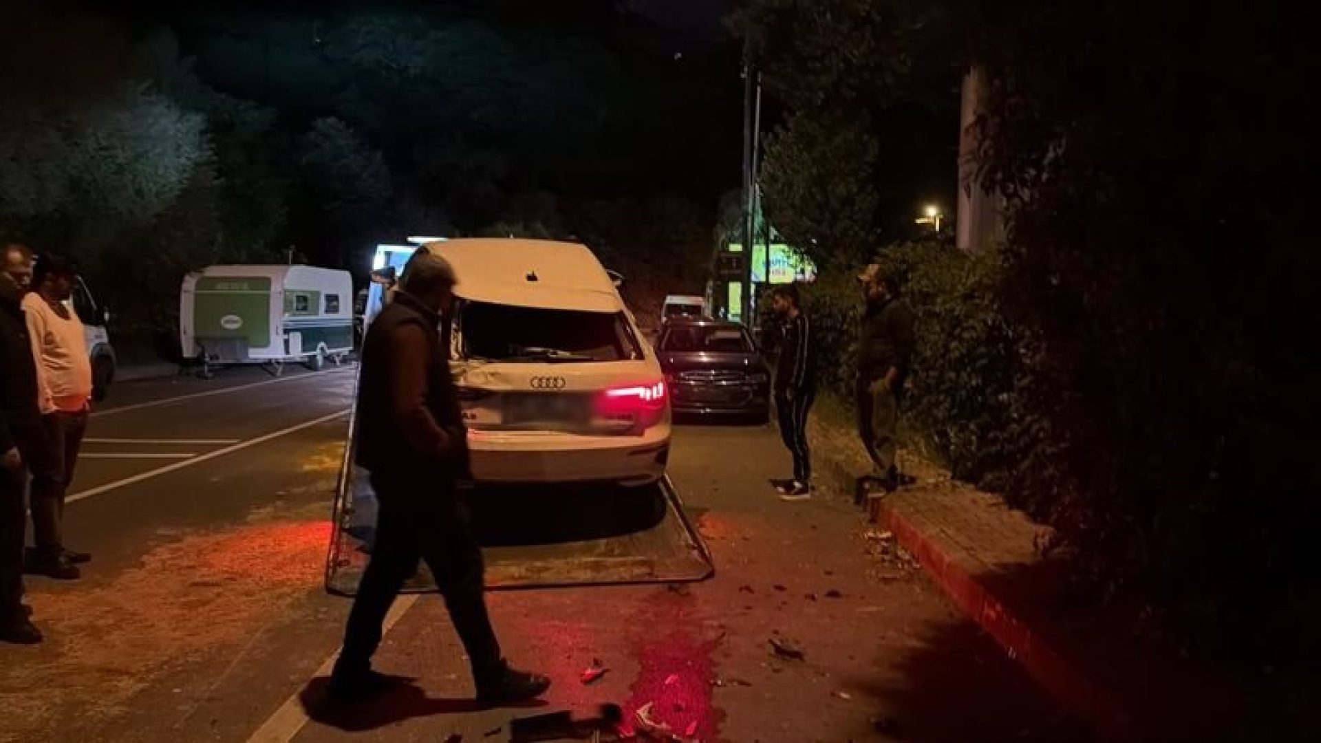 Park halindeki 6 araca çarptı! 3 yaralı