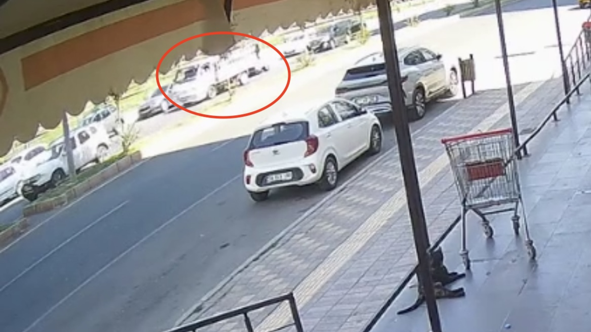 Kapıya çarptı, kamyonun altında kaldı!
