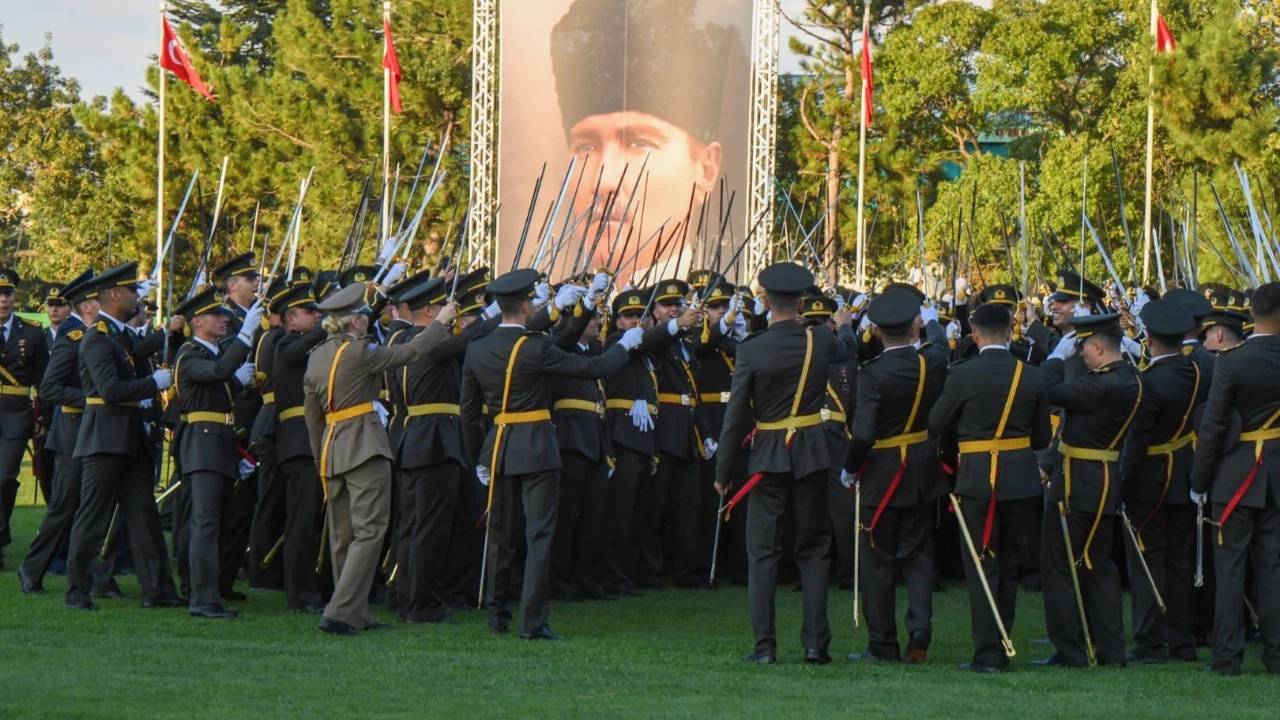 Teğmenlere mezuniyette "AKP marşı" mı okutuldu?