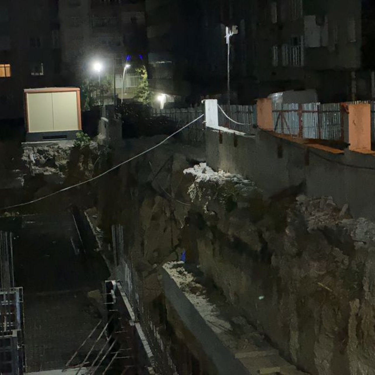 İnşaat alanında toprak kaydı, yol kapatıldı
