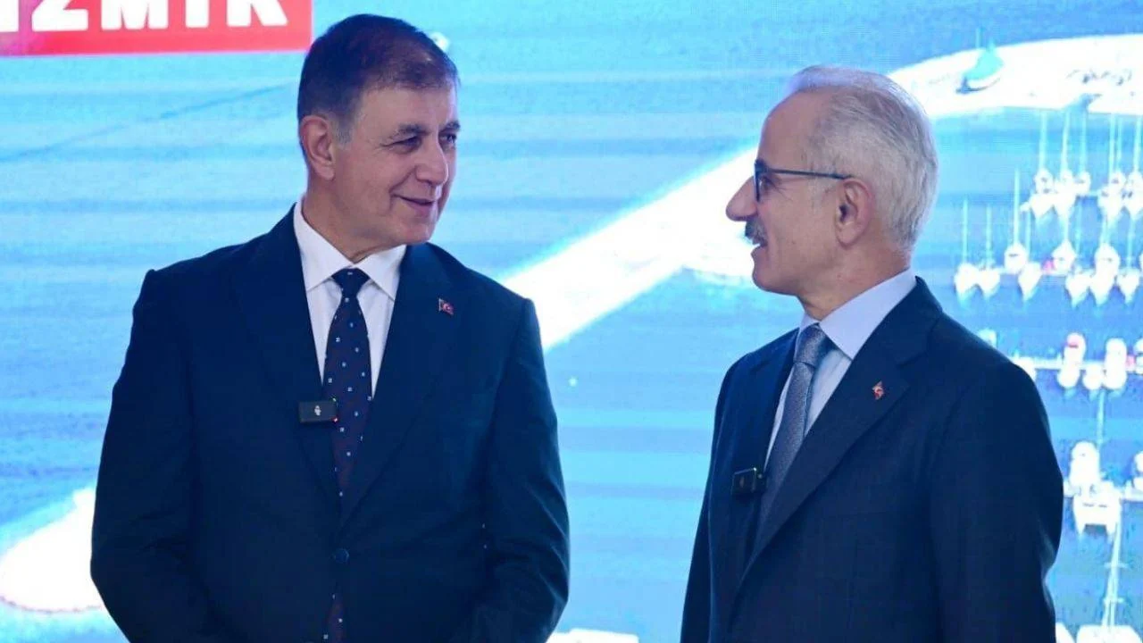 Bakan Uraloğlu, AKP'li Cemil Tugay ile görüştü: "Bütün ekiplerimizi İzmir'e hemen göndereceğiz"