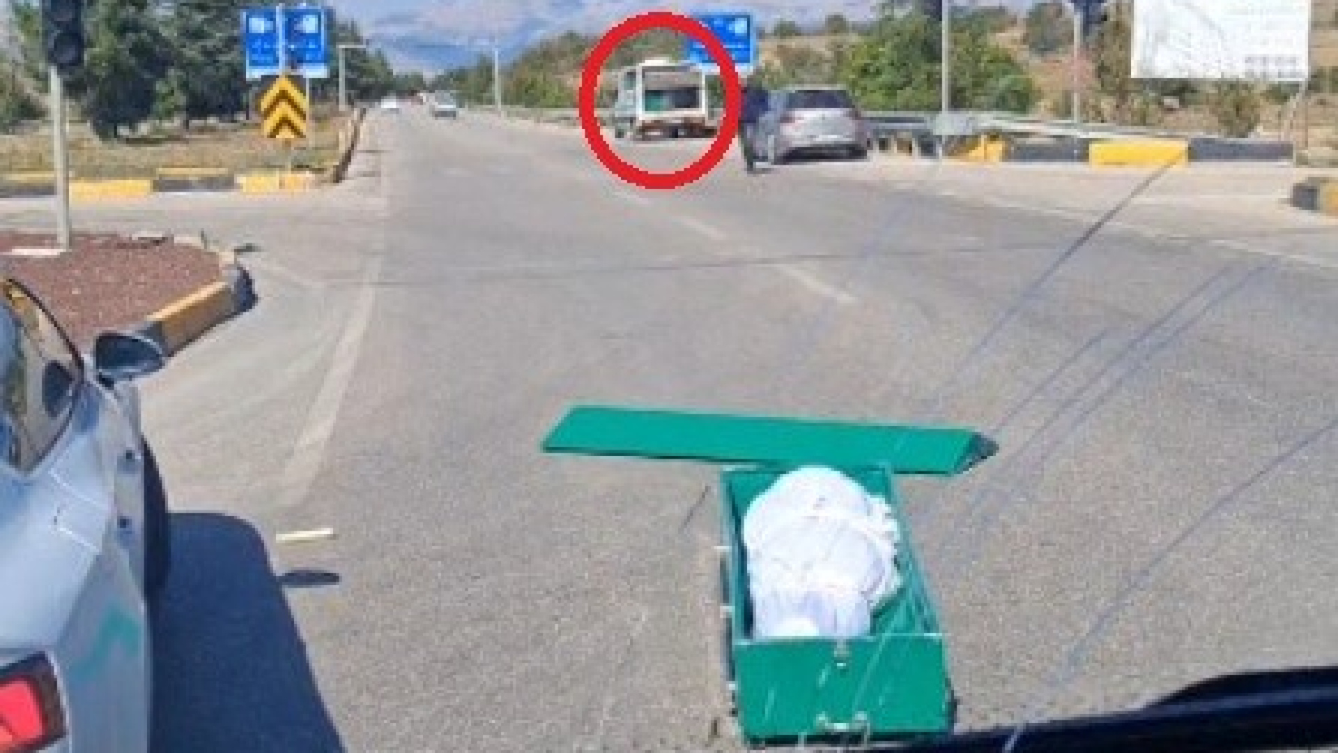 Tabut, cenaze aracından düştü