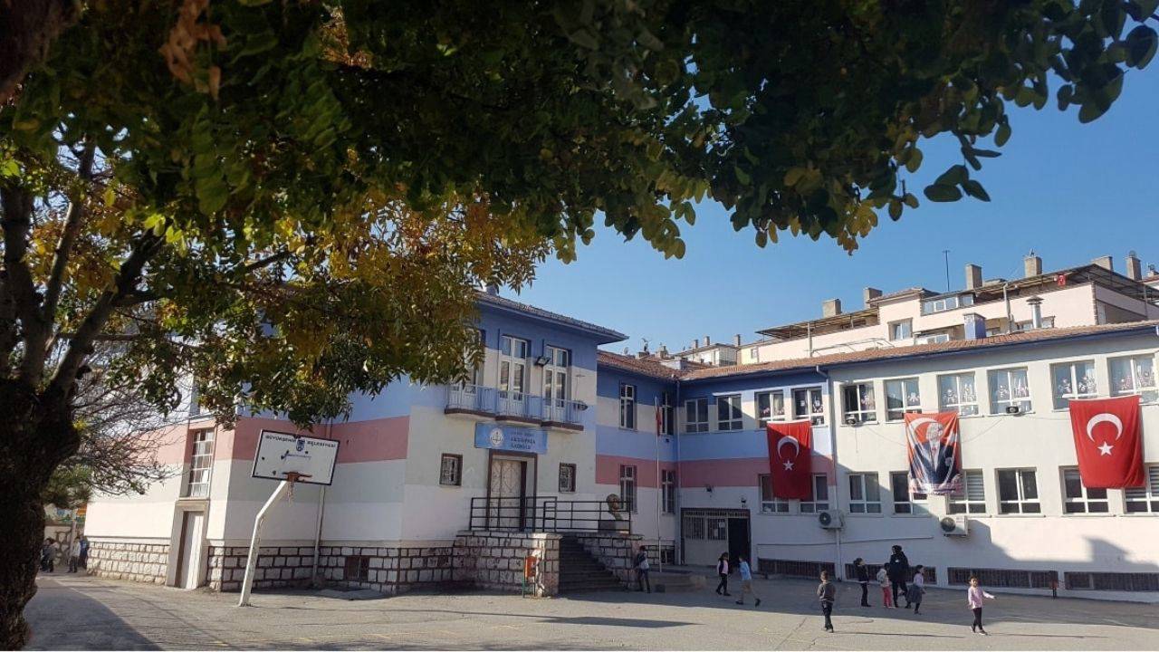 Okul açıldığı gibi kapatıldı