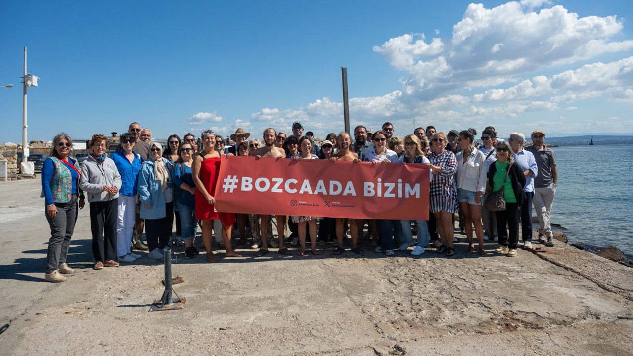 Bozcaadalılar limanda denize girdi: "Proje bize anlatılmadan başlayamaz"