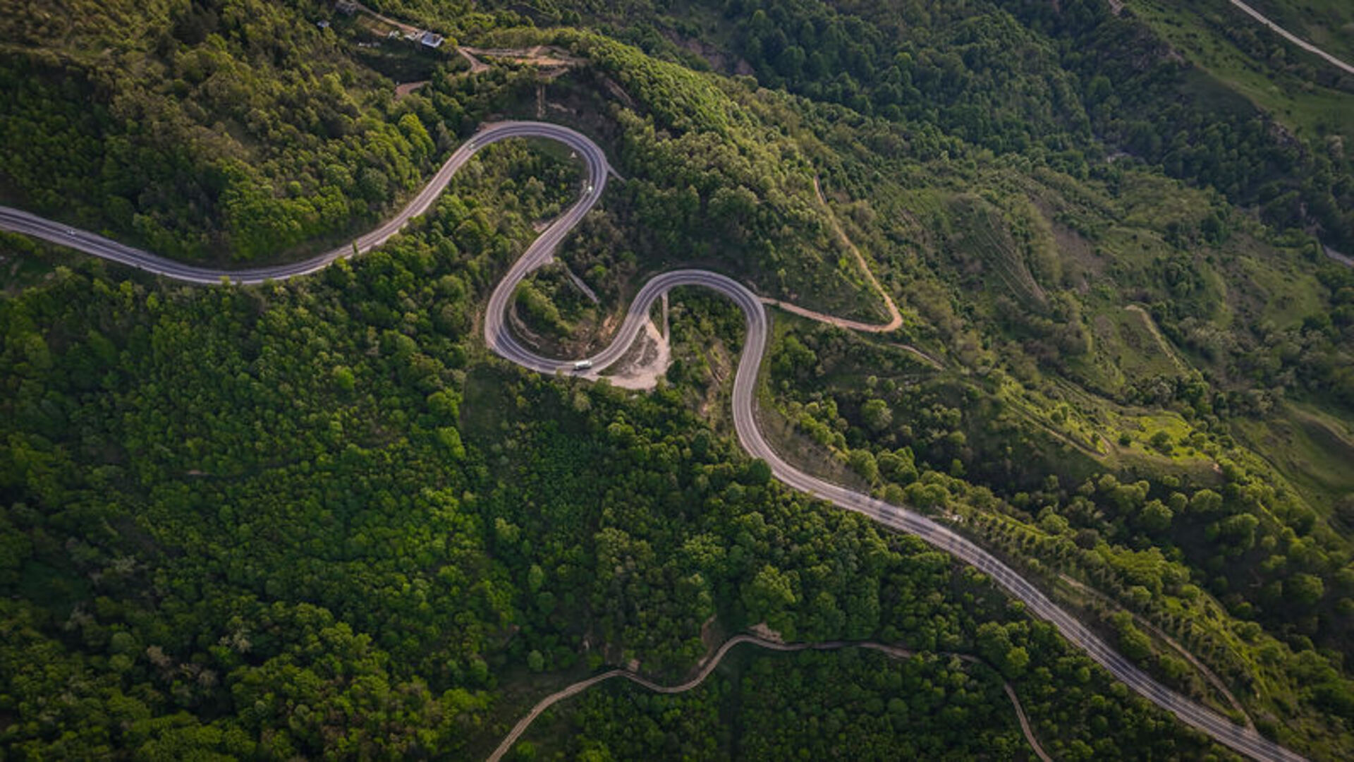 Domaniç Dağları'ndaki kıvrımlı yollar yeşilin tonlarıyla buluştu