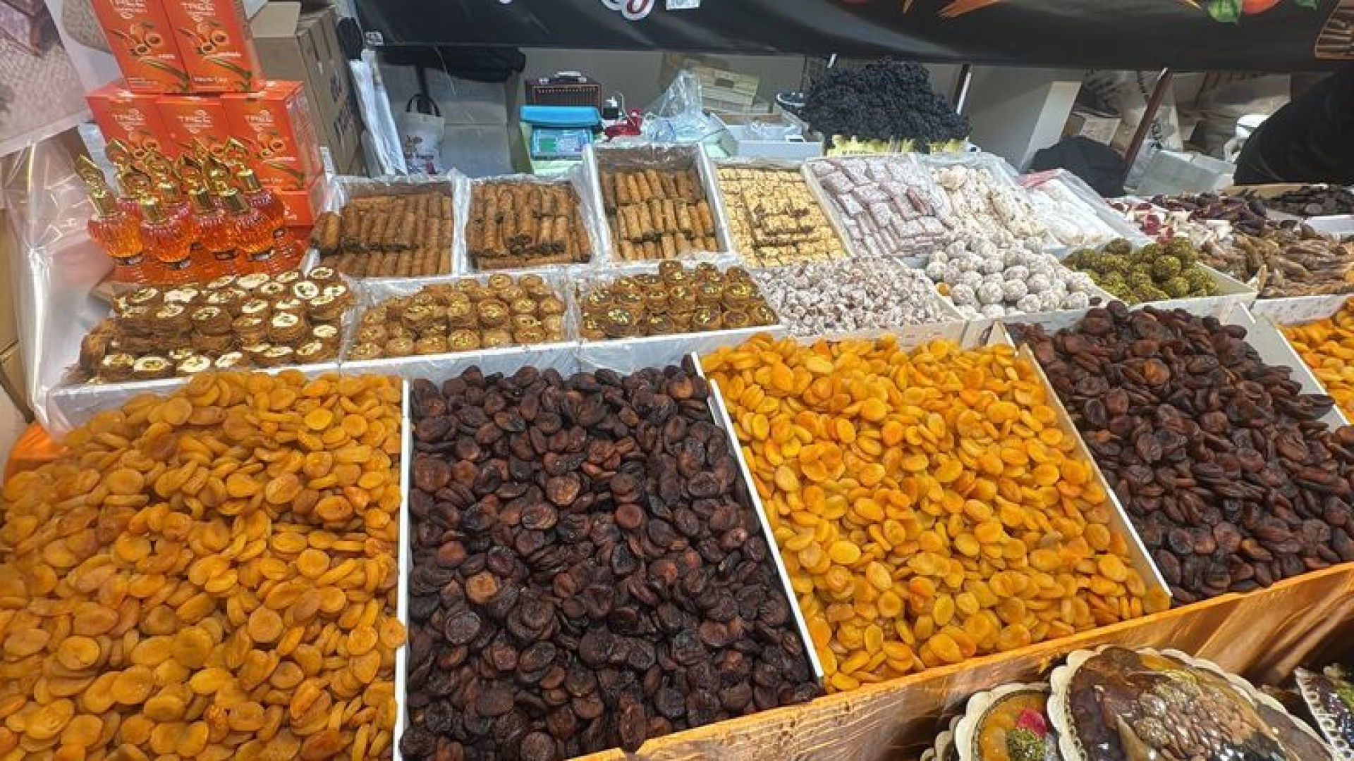İstanbul'da 44 bin paket kayısı ile 4 ton çiğköfte dağıtıldı