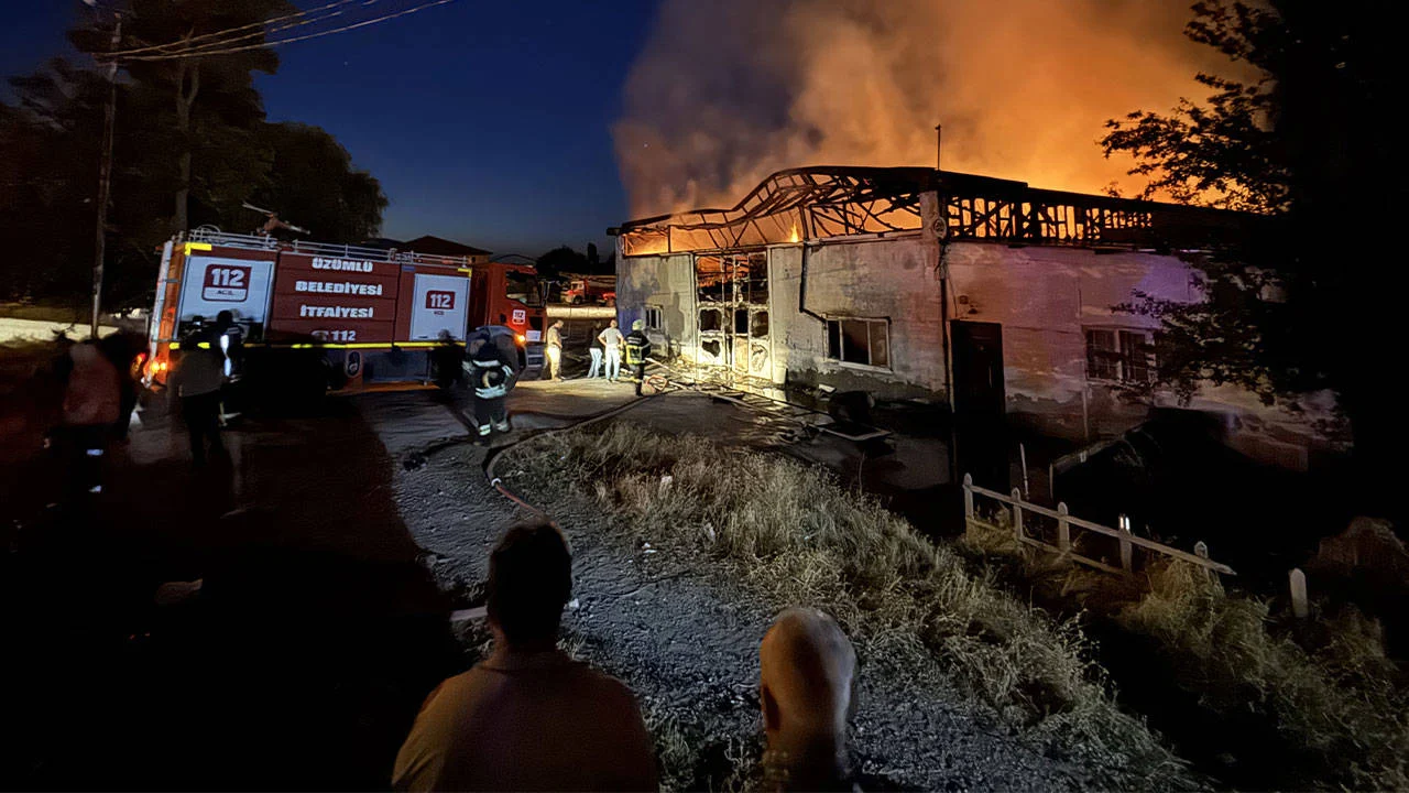 Erzincan'da mobilya imalathanesinde yangın: İş yeri kullanılamaz hale geldi