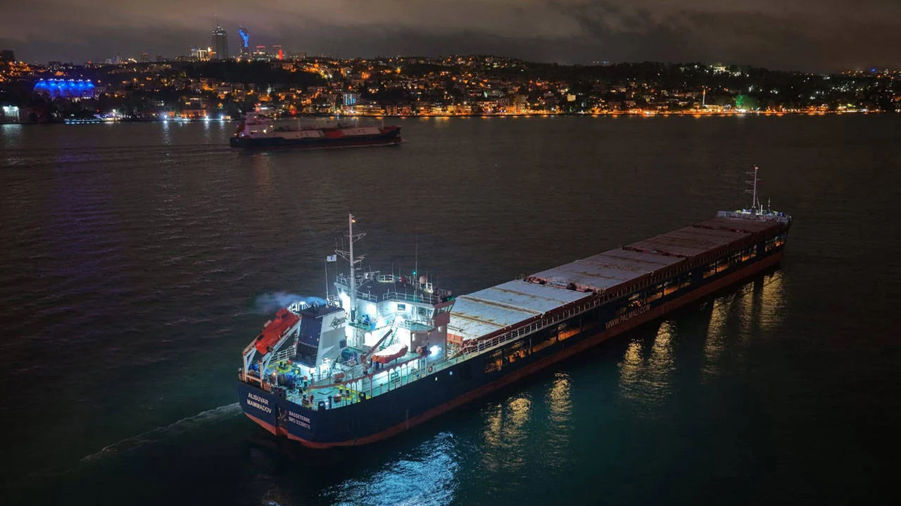 İstanbul Boğazı'nda gemi trafiği geçici olarak askıya alındı