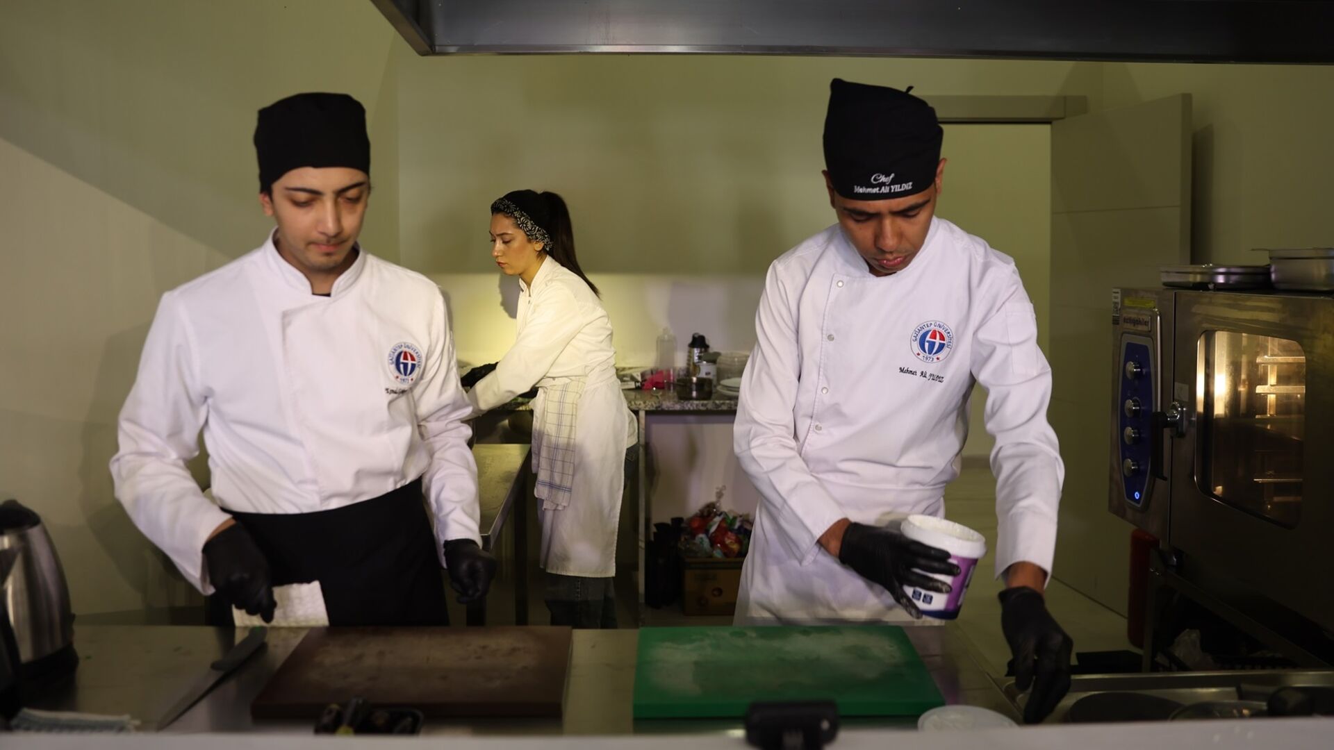 Üniversiteli şefler GastroAntep'te yerel lezzetler için yarıştı