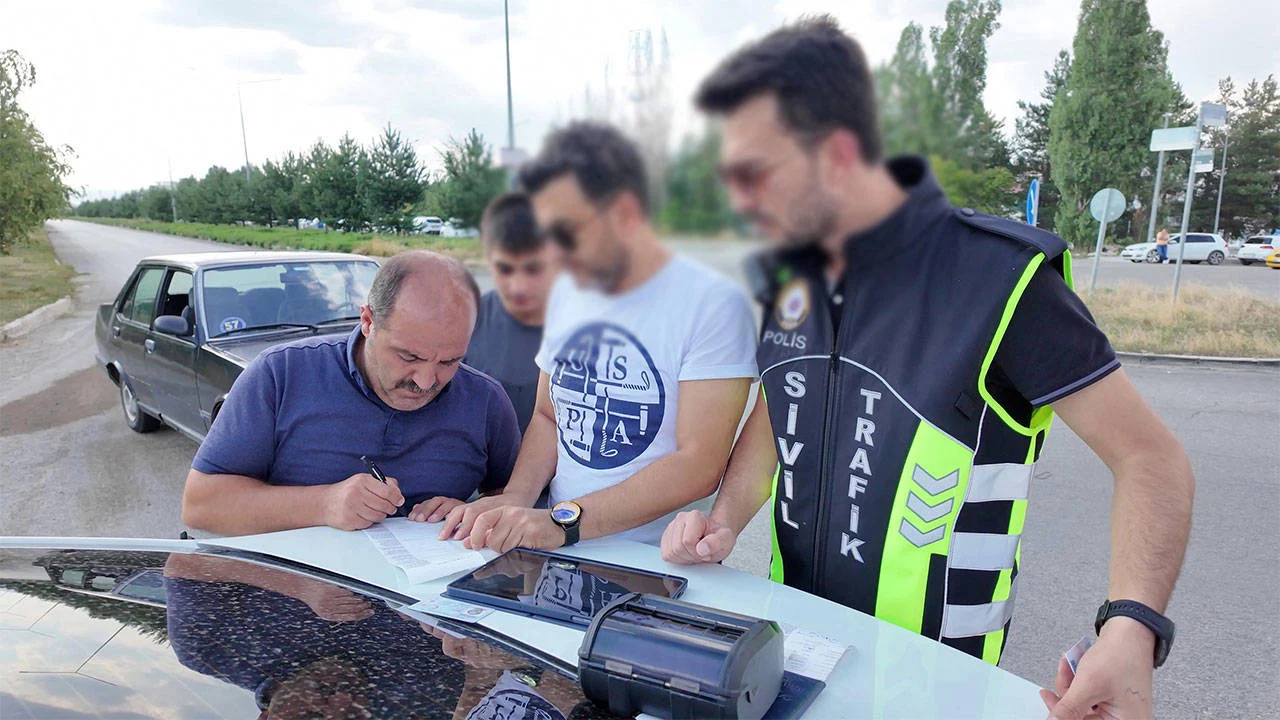 Taksici korsan taksi sürücüsünü polise yakalattı, kendisi de ceza yedi