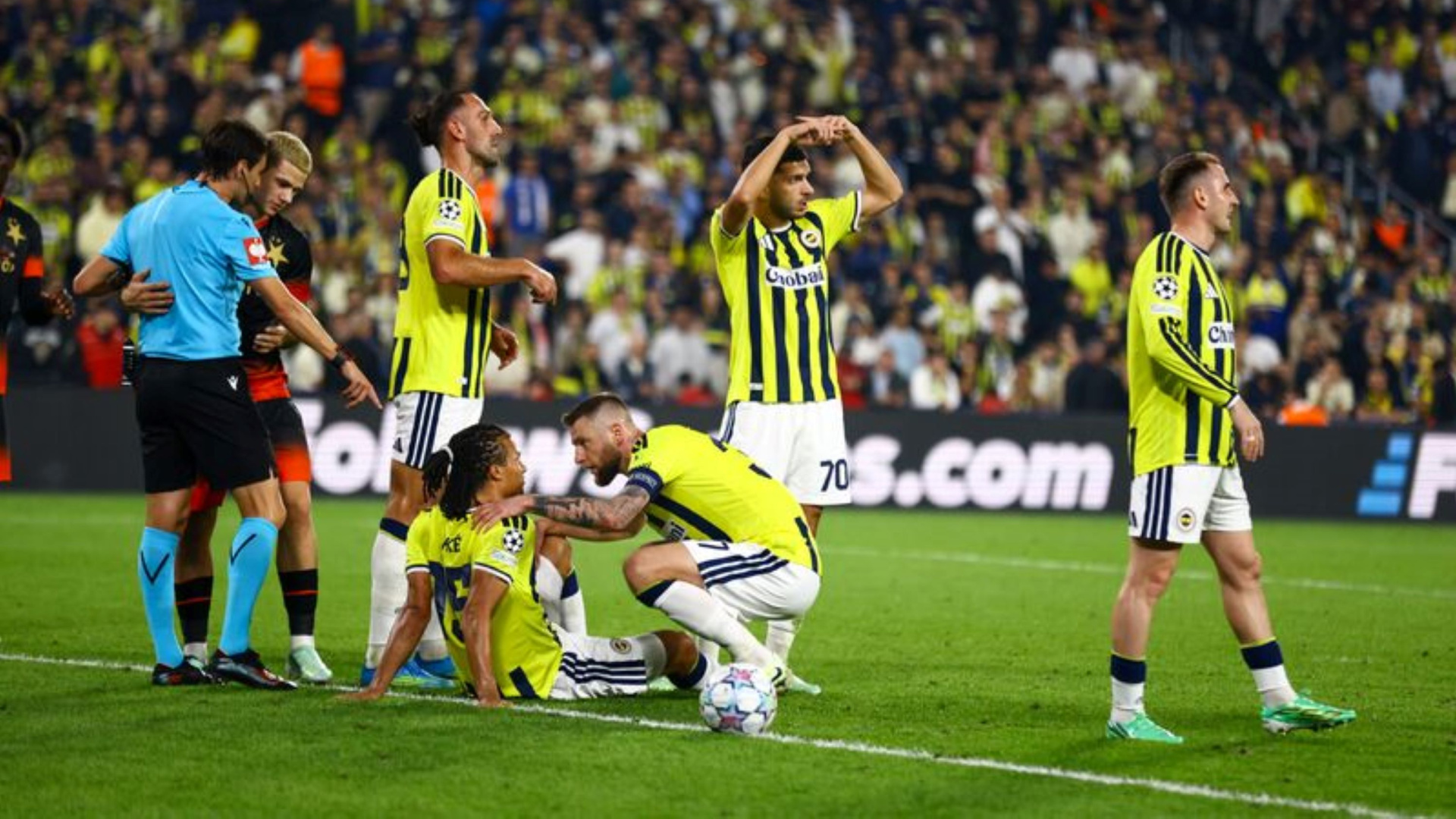 Ake'den Fenerbahçe'ye kötü haber!